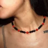 Collar de cuentas de ágata roja y hematita oscura, destacando sobre el cuello de una persona. La energía vibrante del ágata se combina con la fuerza protectora del hematita para crear una joya única.